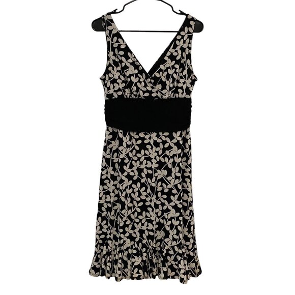 White House Black Market Dresses & Skirts - WHBM White House Black Market Dress Womens Size M Fit and Flare V Neck Floral